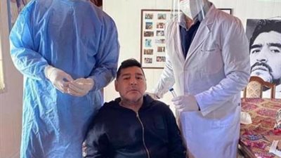 مارادونا يخرج من المستشفي بعد تعرضه لجلطة في الرأس