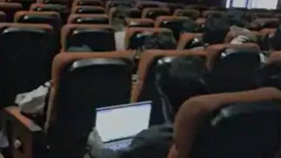 فيديو.. رجل يقلب مواقع التواصل بتصرف غريب داخل قاعة سنيما