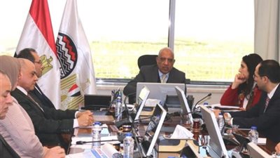 وزير قطاع الأعمال يصدر تعليمات صارمة لبدء تشغيل مصانع الغزل والنسيج