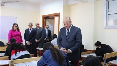 محافظ القاهرة يتفقد بدء إمتحانات الفصل الدراسى الاول للشهادة الإعدادية