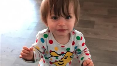 شاهد.. طفل يموت من الجوع والرعب بعد وفاة والده بأزمة قلبية مفاجئة