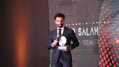 اتحاد الكرة يوثق تكريم محمد صلاح بجائزة ”الملهم”