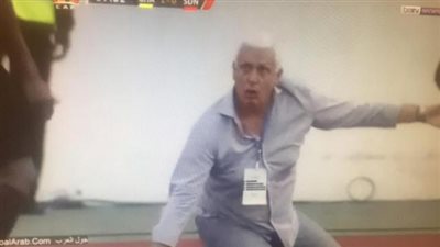 فضيحة أفريقية. .حكم يعتدي بالضرب علي مدرب السودان