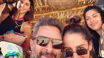 شاهد.. كريم فهمي وزوجته وياسمين رئيس يستمتعون بـ ”رأس شيطان”