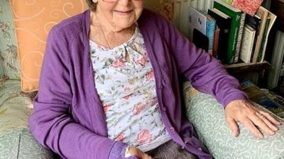 بريطانية في عمر الـ90 تأكل التراب لمدة يومين لتنجو من الموت