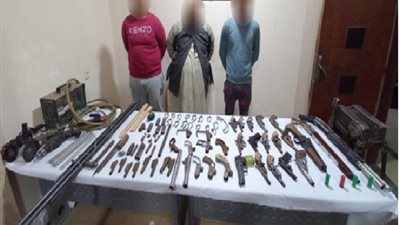 ضبط 3 عاملين بسوهاج لقيامهم بإدارة ورشة لتصنيع وبيع الأسلحة النارية