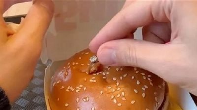 آخر تقاليع كورونا.. أغرب عرض للزواج بـ«ساندويتش برجر»