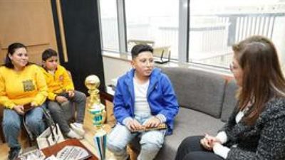 وزيرة التخطيط تشيد بوالدة الطفل «مارك» الحائز على بطولة العالم في المسائل الحسابية