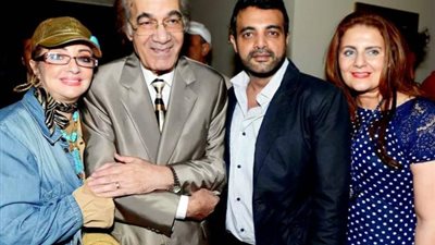 رانيا محمود ياسين تستعيد ذكريات والدها بصورة عائلية: دائماً في قلوبنا