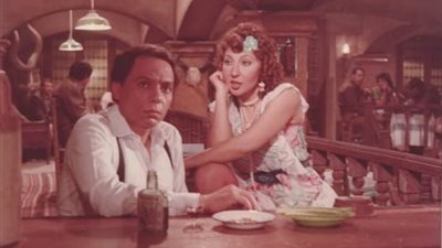 نادية الجندي تستعيد ذكريات فيلم ”خمسة باب” مع عادل إمام