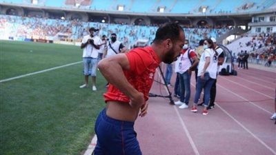 لاعبو الأهلي يغادرون ملعب حمادي العقربي بعد تعرضهم للاختناق