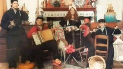 أحمد الفيشاوي يستعيد ذكرياته بصورة نادرة مع والديه في هولندا