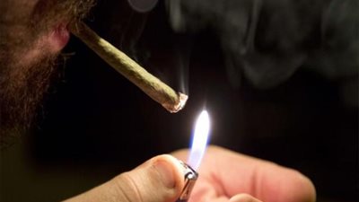 فنان شهير يعترف بإدمان تعاطي الحشيش