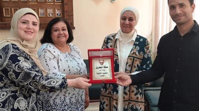 الملحقية الثقافية للبحرين تكرم المسؤلين عن الوافدين بإدارة الدراسات العليا بكلية الآداب جامعة عين شمس