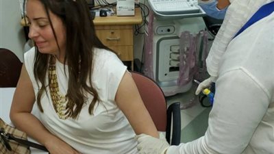 نيرمين الفقي تتلقى الجرعة الثانية من لقاح كورونا.. صور