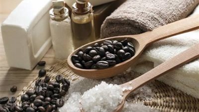 سكراب «القهوة بالملح والسكر».. الحل السحري لتجديد بشرتك