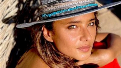 بـ قبعة أنيقة.. أحدث إطلالة لـ نيللي كريم في عطلتها الصيفية