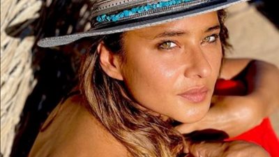 ”بإطلالة صيفية”.. نيللي كريم تخطف أنظار جمهورها من أحدث جلسة تصويرية