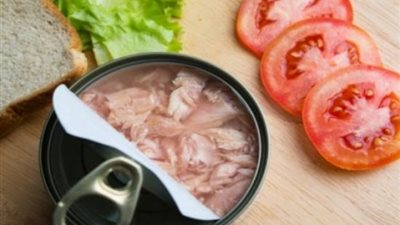 تعرفي على أسهل طريقة للتخلص من زفارة التونة