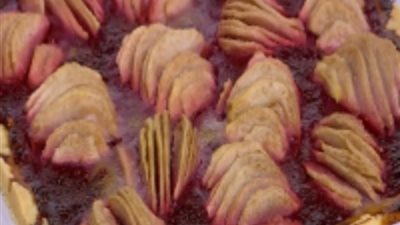 «زي المطاعم».. كيفية إعداد فطيرة الكمثرى والتوت