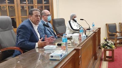 نائب رئيس جامعة عين شمس يجتمع بالهيئة المعاونة بكلية الآداب