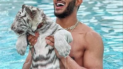 بالفيديو.. محمد رمضان يصطحب نمر ضخم فى الشارع