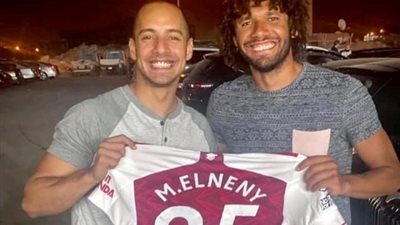 عمرو وهبة ينشر صورة بصحبة محمد النني ويعلق: شكرا على التيشرت