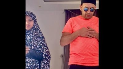 الصلاة بالنظارة.. مصطفى قمر يثير الجدل بصورة مع ابنته جودي.. ومتابعوه: حرام عليكم