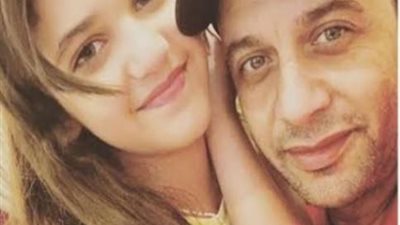 بيعمل فيديو كليب بالصلاة.. مصطفى قمر يتعرض لانتقادات بسبب فيديو مع نجلته