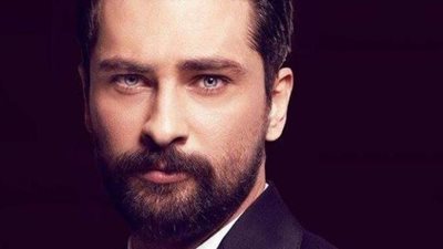 بطل مسلسل «الطبيب المعجزة» يثير الجدل برقصة مع زملائه