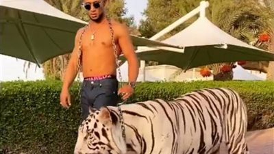 محمد رمضان يشعل مواقع التواصل الاجتماعى برفقة نمر فى شوارع دبى