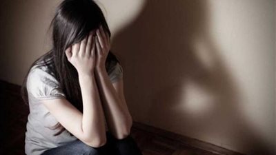 فتيات يتهمن فنان شهير بالتحرش.. اعرف الحكاية