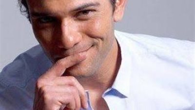 آسر ياسين يدخل الديكور الخاص بمسلسل ”الثمانية ”