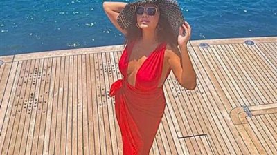 رانيا يوسف تثير الجدل بفستان أحمر فاضح على البحر (صور)