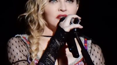 مادونا تتحدى إصابتها وتشارك بالإحتجاجات في لندن مستعينة بالعكاز