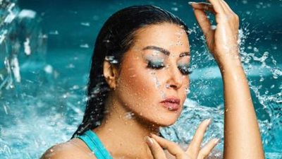 سمية الخشاب تحتفل بالصيف بشكل جرئ من حمام السباحة