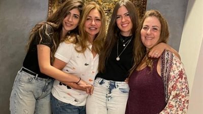 ليلى علوى برفقة عائلتها عبر ”انستجرام” وتعلق: عائلتى أهم حاجة فى دنيتى