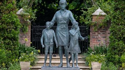 تعرف على سر ما يمثله فستان وإطلالة تمثال الأميرة ديانا