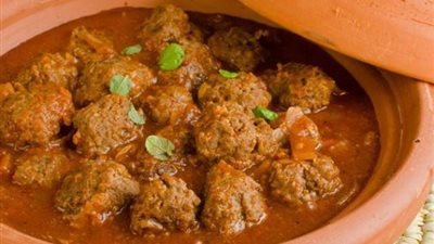 «زي المطاعم».. كيفية تحضير طاجين الكفتة بالخضر