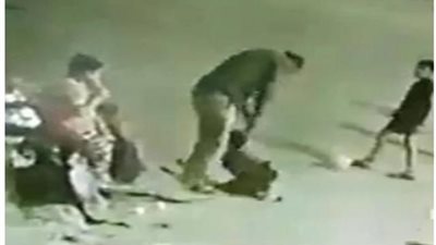 كل ما تريد معرفته عن حفلة تعذيب لطفل في الشارع.. وما عقوبة الجاني؟