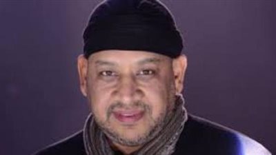 عصام كاريكا ينهار من البكاء بسبب وفاة الشاعر سمير زكي