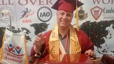 الدكتور طارق عبد العزيز يحصل على الدكتوراه المهنية في الفنون بـ كامبريدج البريطانية