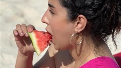 أيتن عامر تستمتع بتناول البطيخ فى إجازتها الصيفية