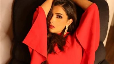 مي عمر تشعل إنستجرام بإطلالة جريئة بفستان قصير