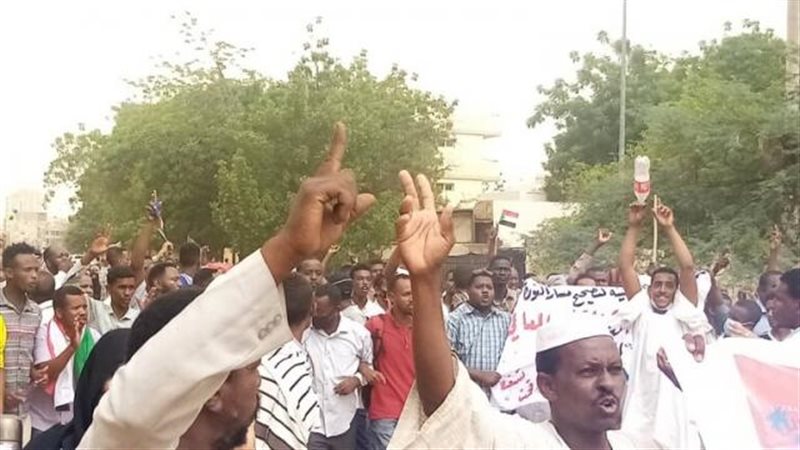 أنصار البشير يتظاهرون