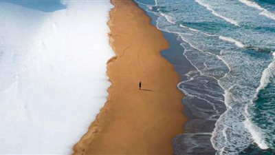 سبحان الخالق!.. الثلج والبحر والرمال يجتمعون معًا على شاطئ اليابان