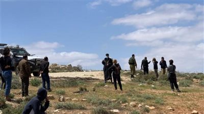 عاجل.. مستوطنون يطلقون النار على الأغنام ويطاردون الرعاة بمسافر يطا