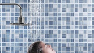 تعرفي على فوائد الاستحمام بالماء البارد في الشتاء