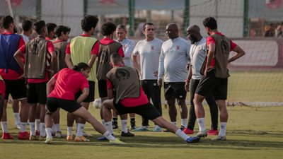 موسيماني يعقد محاضرة نظرية مع لاعبي الأهلي