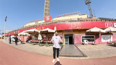 طاهر محمد طاهر  يرتدي القميص ”27” مع الأهلي